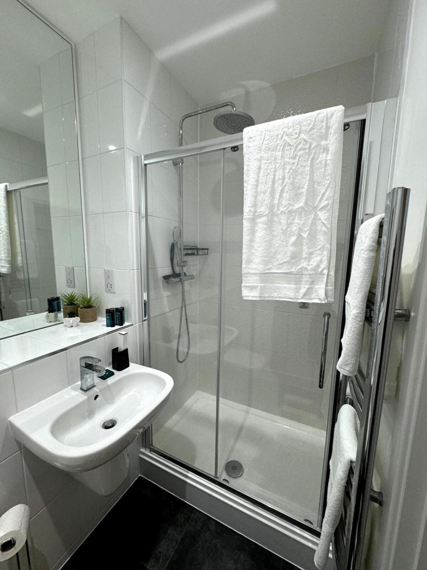 Cozy Bracknell Apartment With Modern Amenities Exterior photo